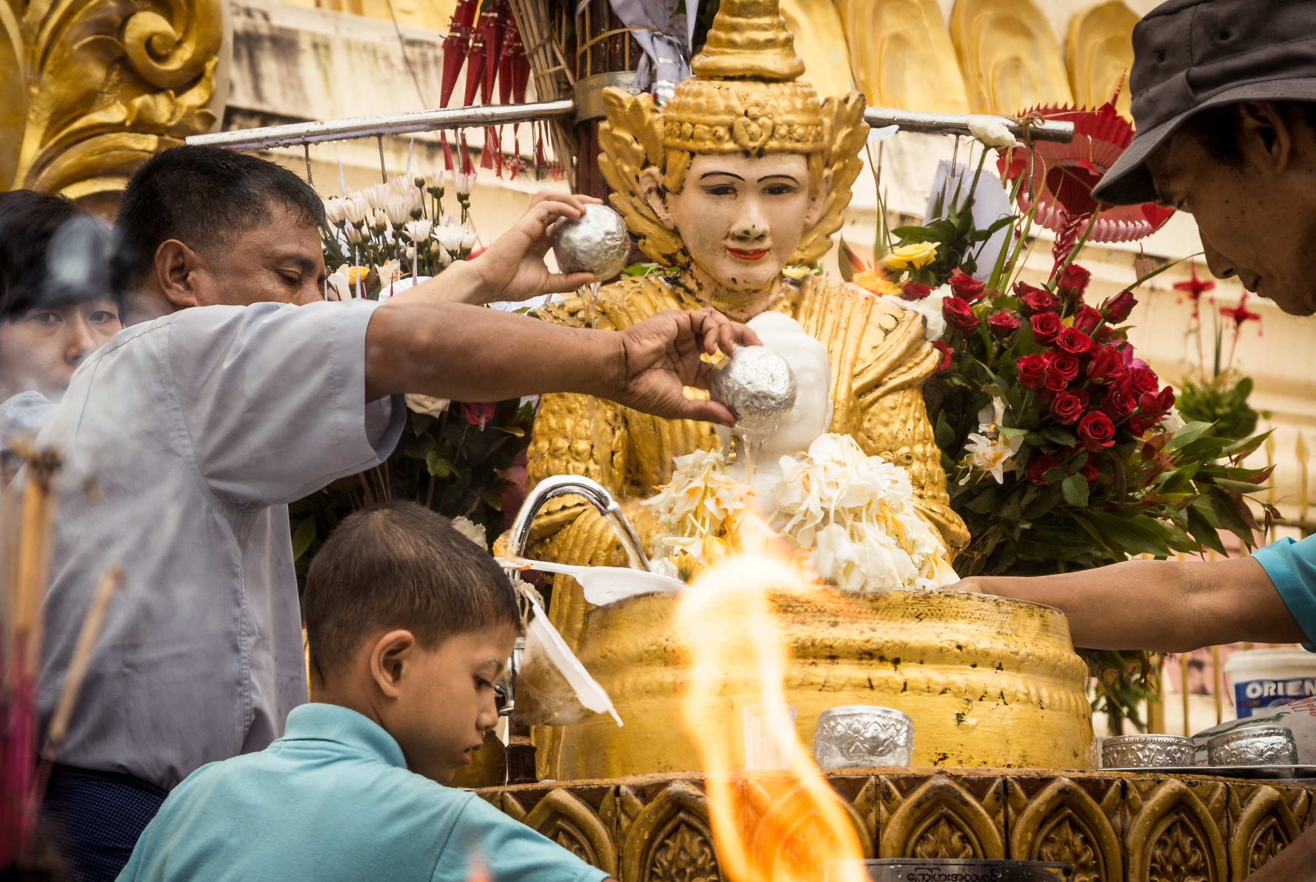 高僧の木像　ミャンマー ミャンマー寺の美しい僧の像 写真素材 [3254064] - フォトライブ